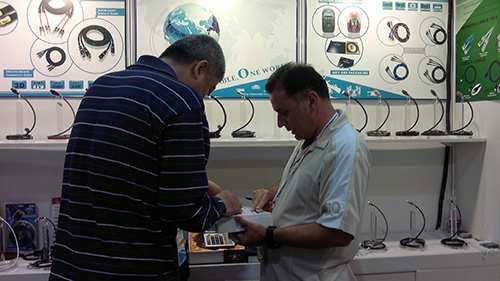 給客人介紹HDMI高清線